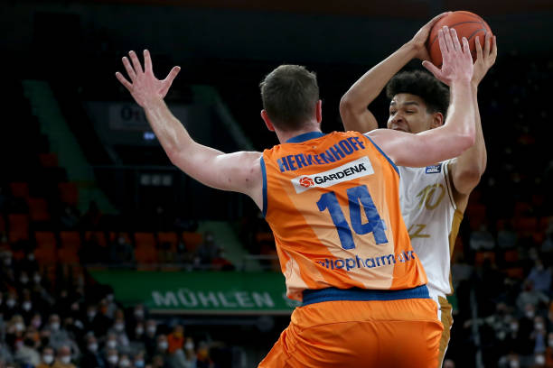 场热身赛中 场热身赛中